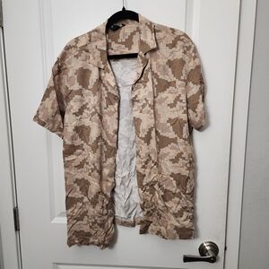 5/$30 Forever 21 Tan Camo Patterned Shirt